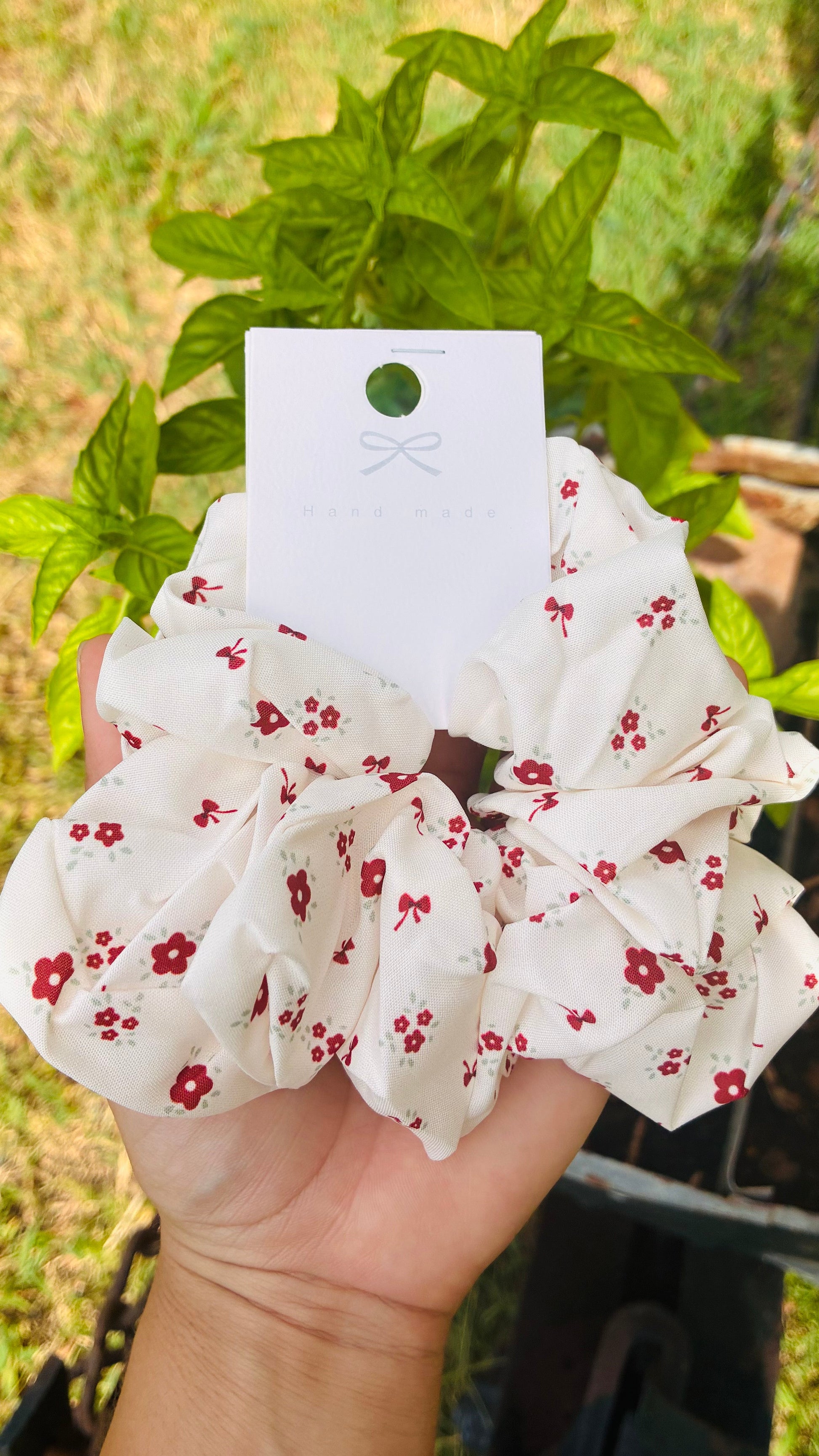 Scrunchie flores y lazos rojos handmade
