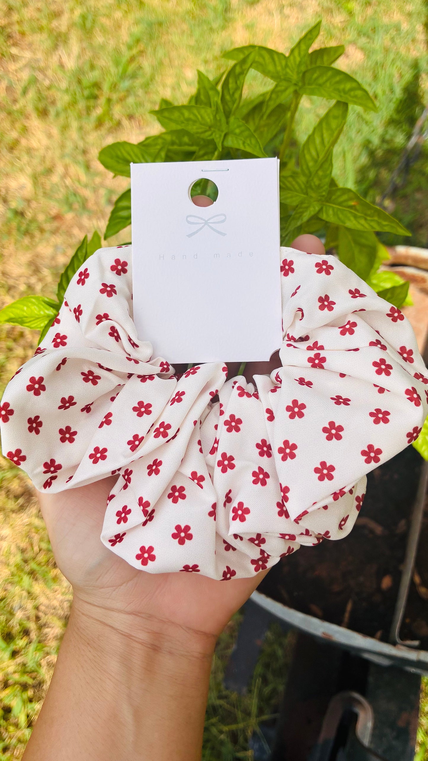 Scrunchie flores pequeñas rojas handmade
