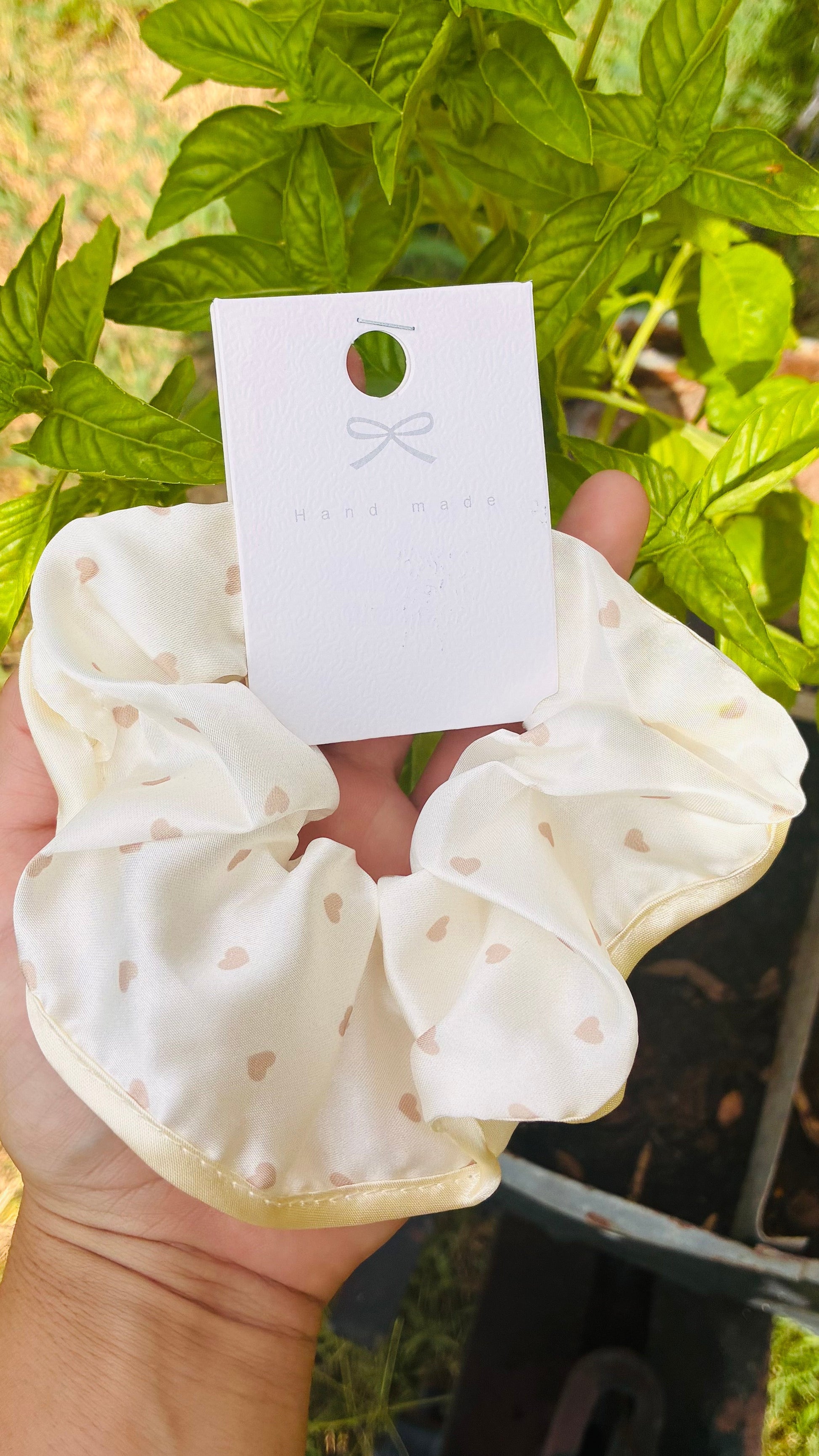 Scrunchie satinada puntos grandes crema handmade
