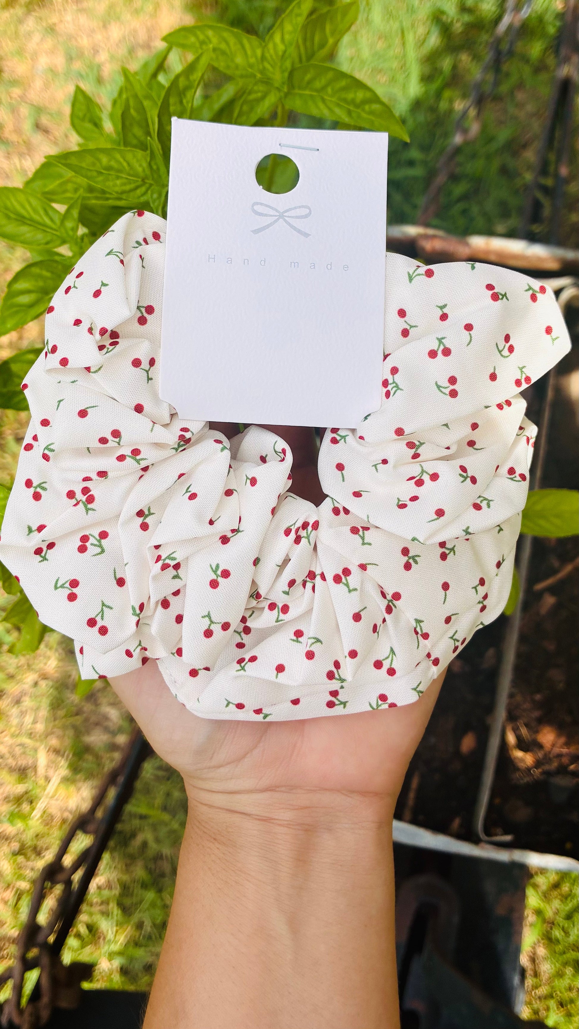 Scrunchie cerezas rojas handmade